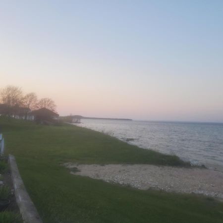 Bayview Lakefront Inn Saint Ignace Eksteriør billede