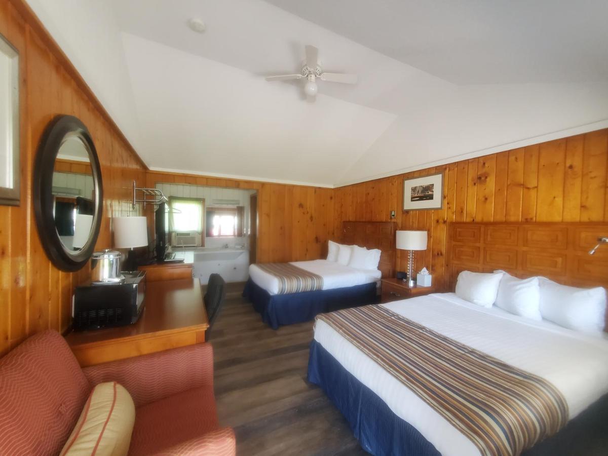 Bayview Lakefront Inn Saint Ignace Eksteriør billede