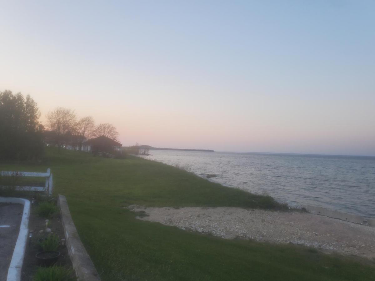 Bayview Lakefront Inn Saint Ignace Eksteriør billede