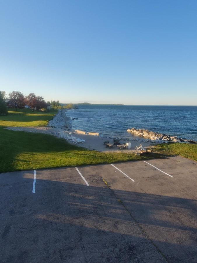 Bayview Lakefront Inn Saint Ignace Eksteriør billede