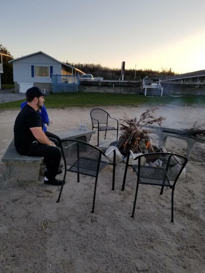 Bayview Lakefront Inn Saint Ignace Eksteriør billede